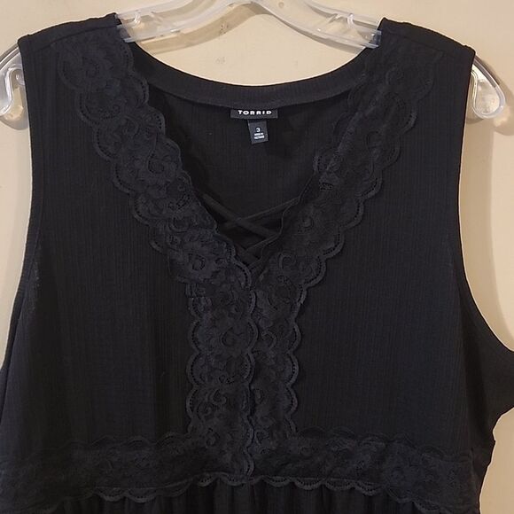 Beautiful Torrid top size 3 - Picture 2 of 5